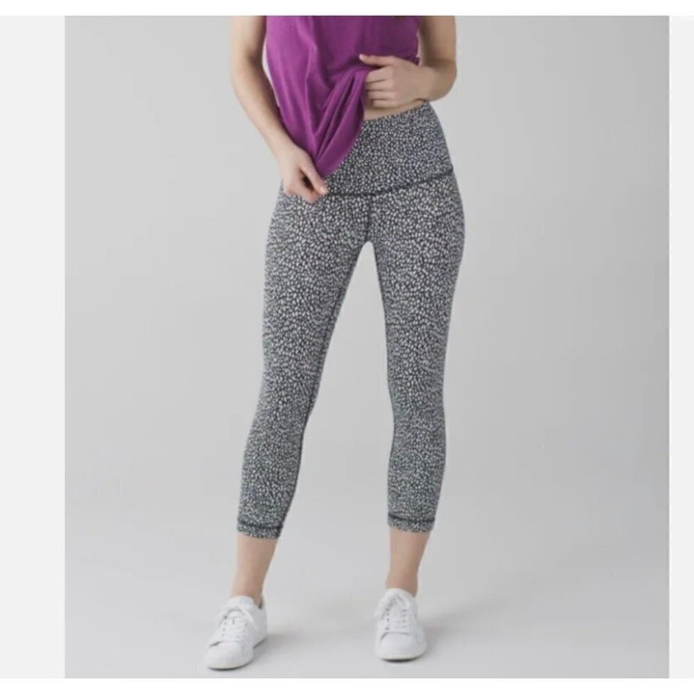 Lululemon Wunder Under Highrise crop in Miss Mosiac, Size 10 B66